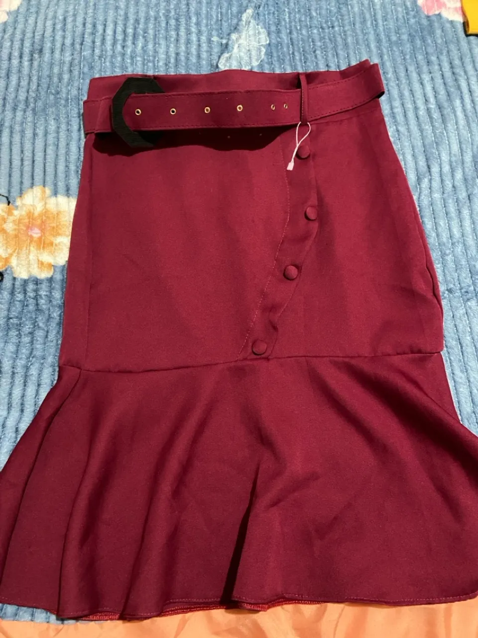 Saia Feminina Vermelha com Detalhes e Cinto