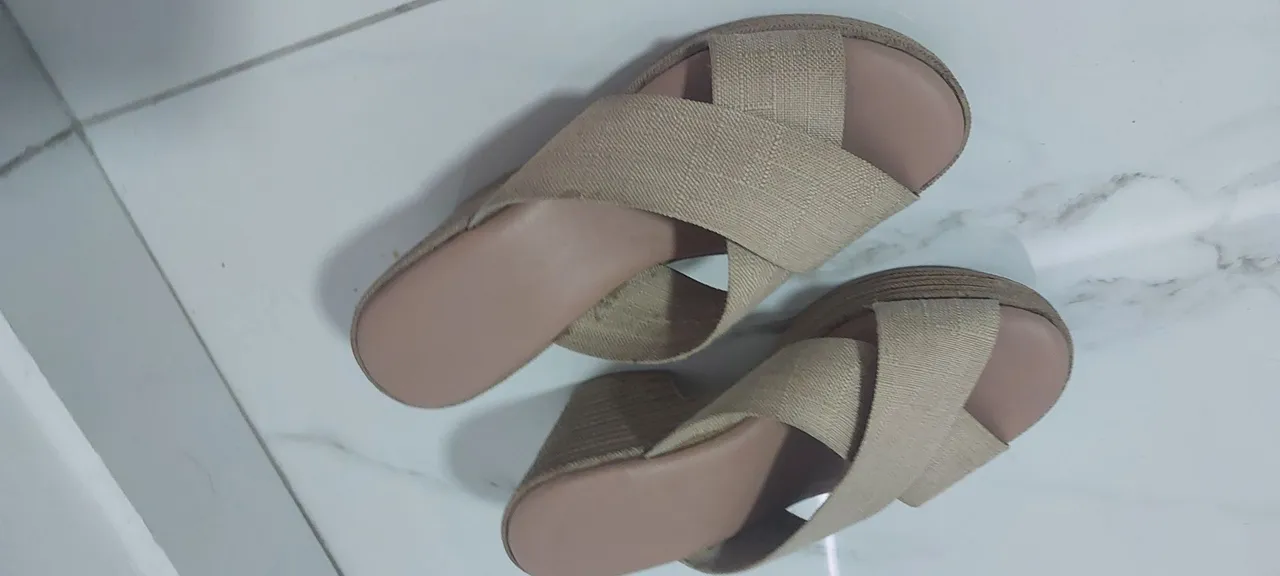 Sandália Feminina Bege Confortável