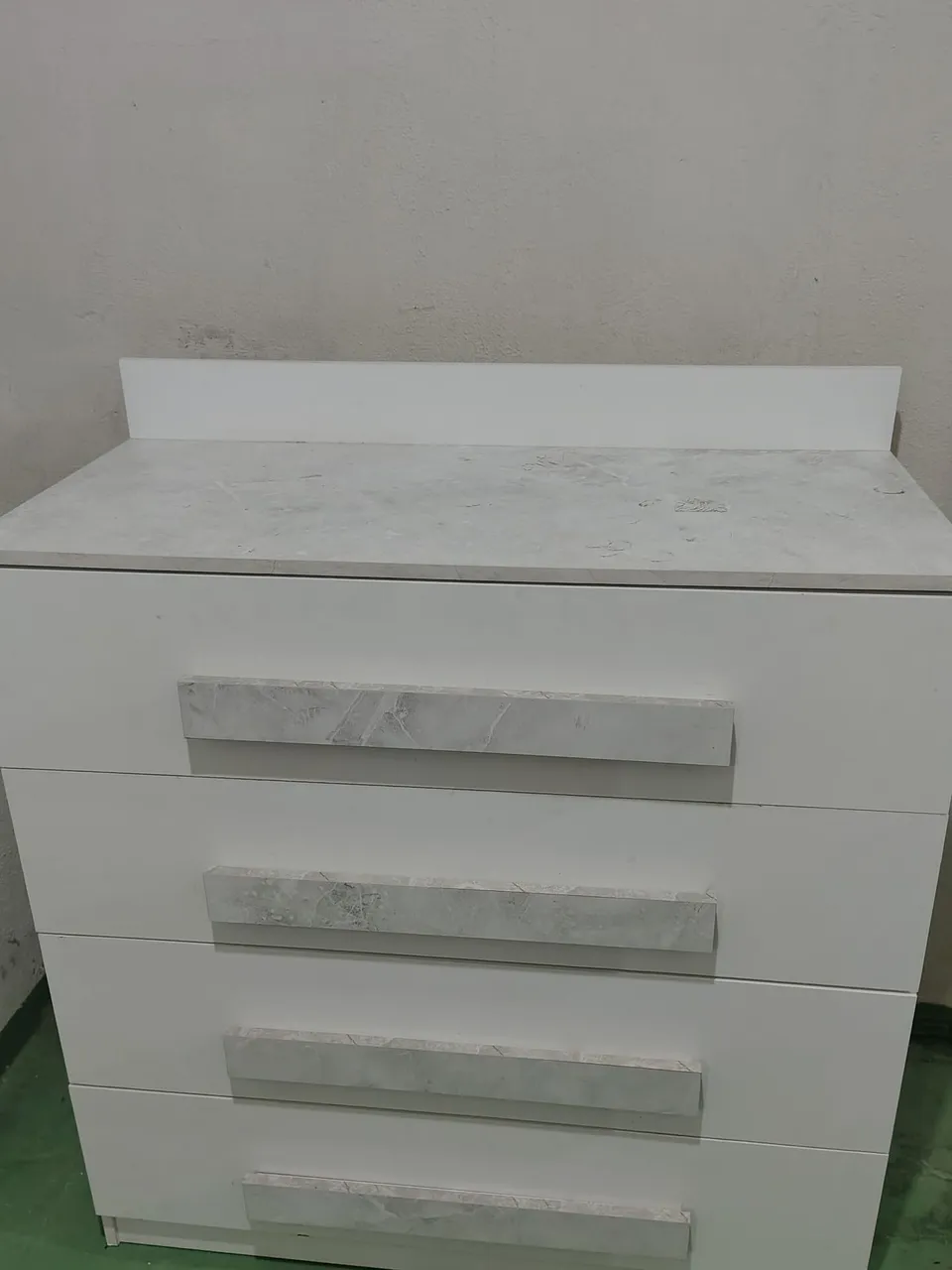Cômoda branca com 4 gavetas