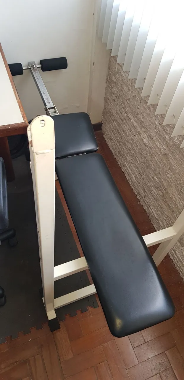 Mesa de supino com 2 barras de aço e 120 kilos de anilhas. Usadas mas em ótimo estado