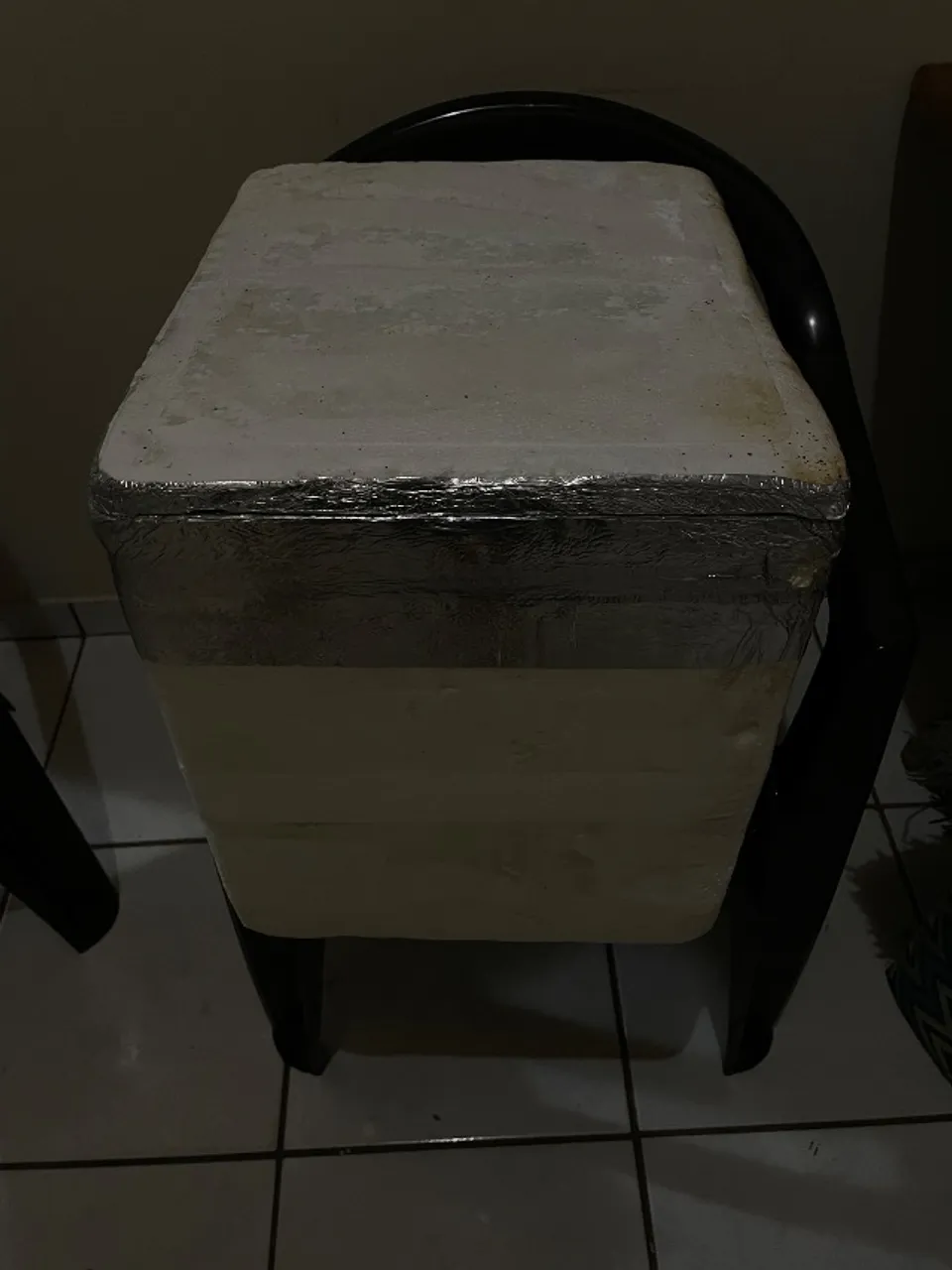 Isopor, capa de chuva e bota.
