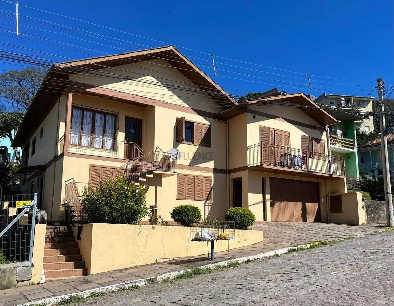 FLUENCE IMÓVEIS VENDE CASA COM 3 MORADIAS JÁ LOCADAS EM TERRENO DE 541,80 M2 NO BAIRRO LIC