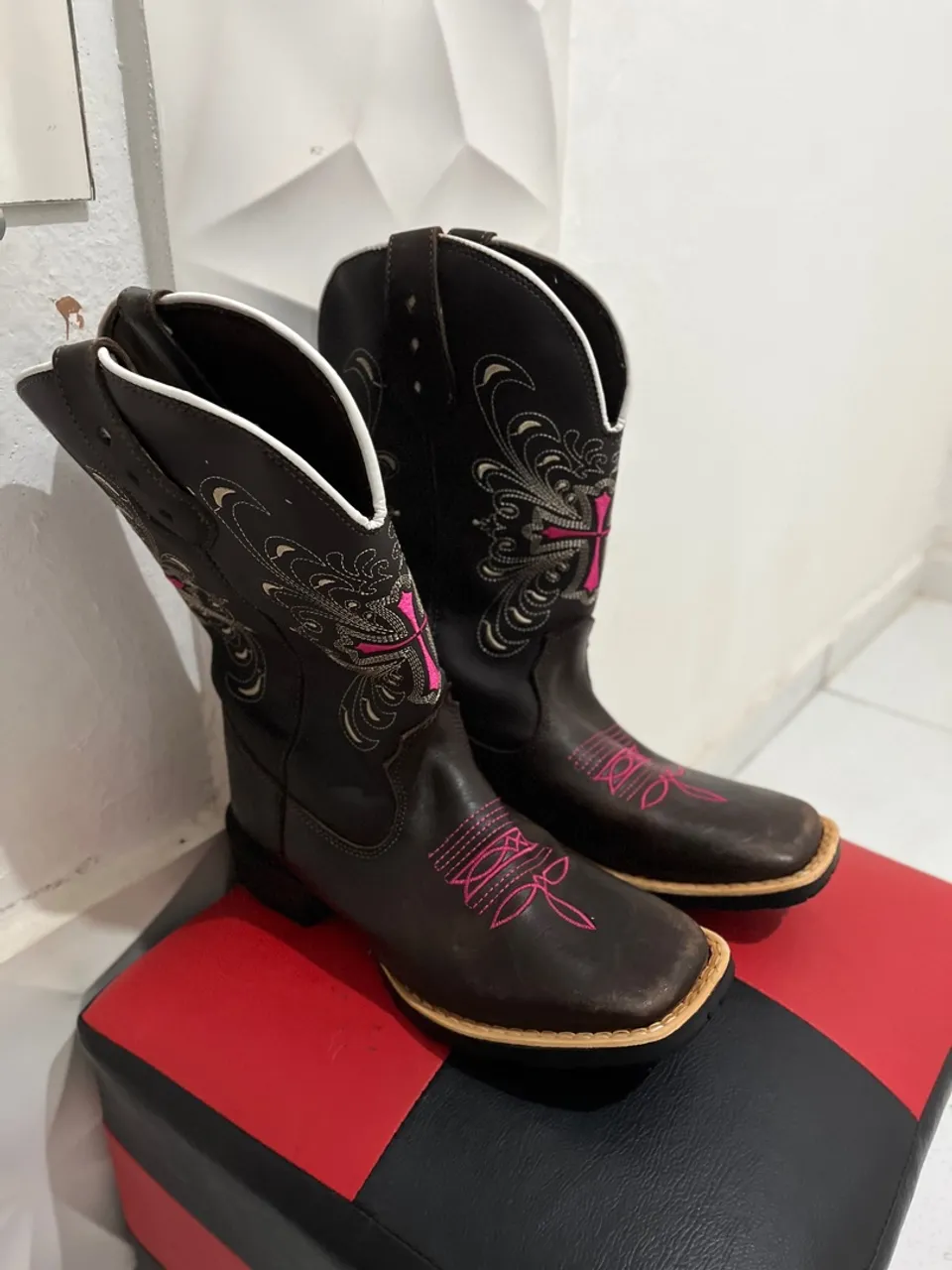 Botas Texanas Femininas Marrom com Detalhes Rosa