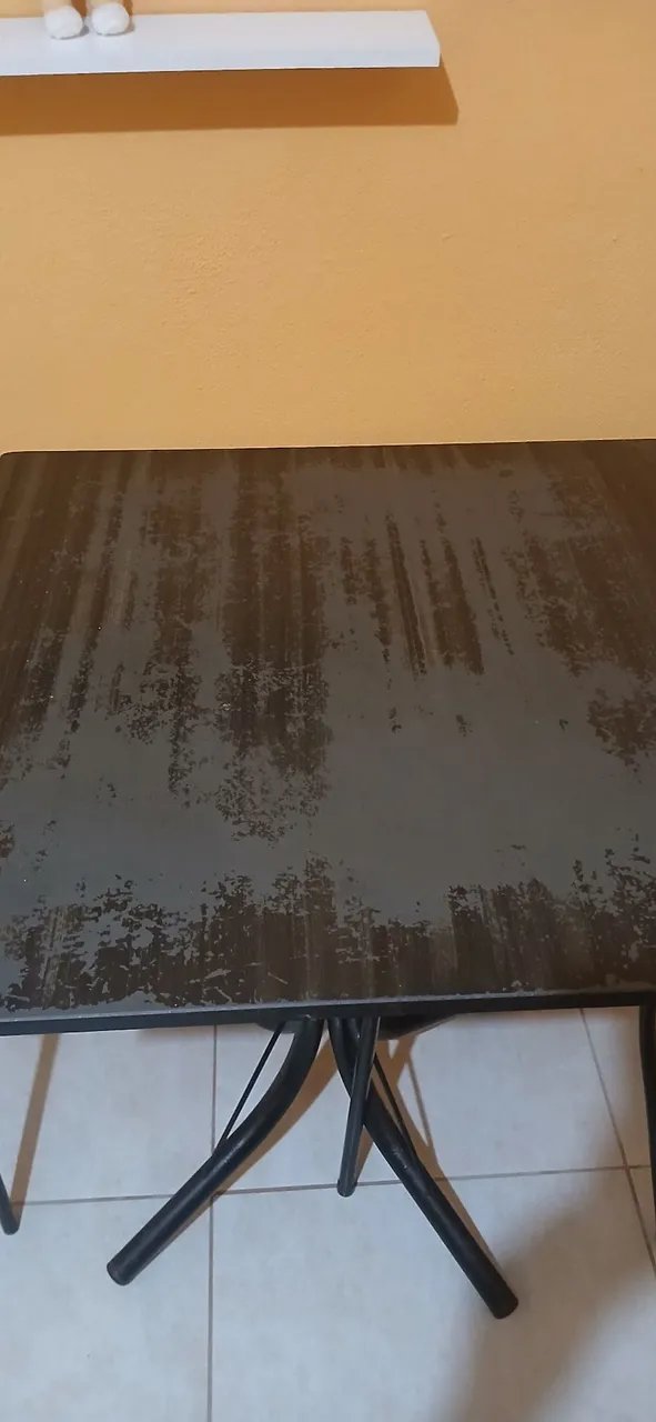 Mesa de jantar com design moderno e resistente