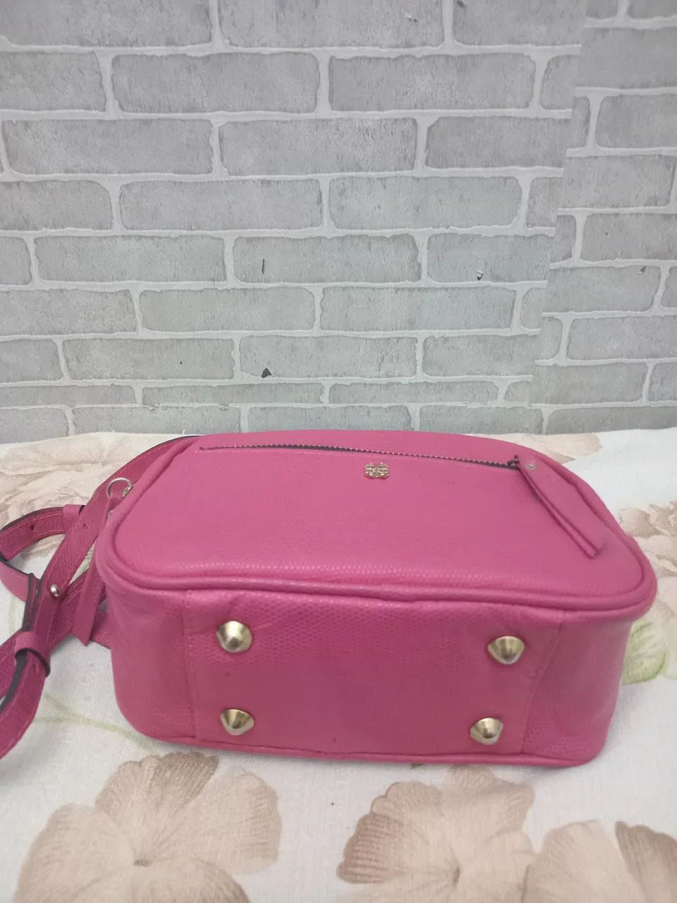 Bolsa Rosa de Ombro com Detalhes Dourados - Foto 4
