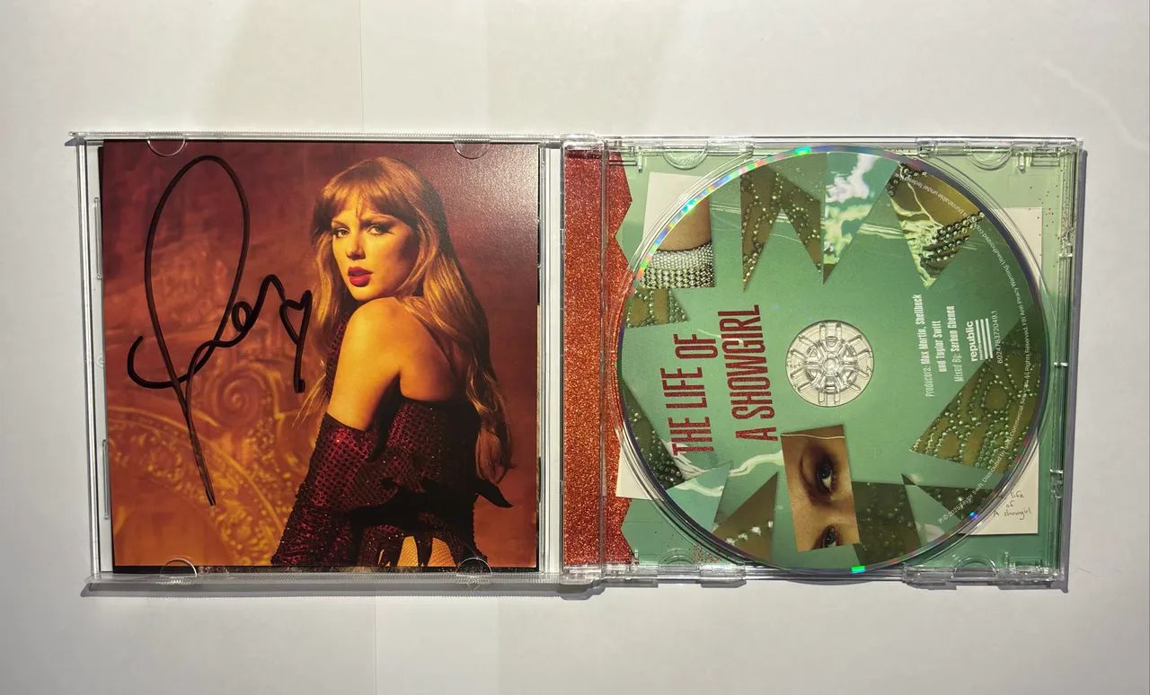 洋楽 THE LIFE OF A SHOWGIRL CD SIGNED PHOTO 3 Taylor Swift - The Life of a Showgirl CD + Hand Signed Photo 3 IN