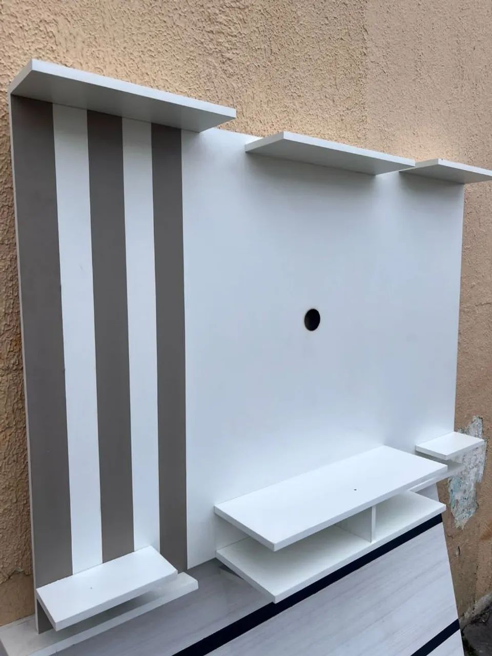 Painel para TV com design moderno e prateleiras