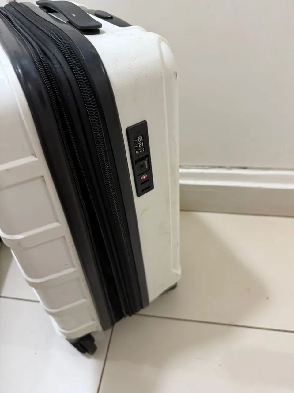 Mala de bordo Viagem Branca com Segredo 