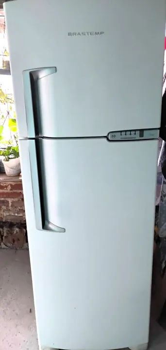 Vendo geladeira Brastemp 380 litros. 