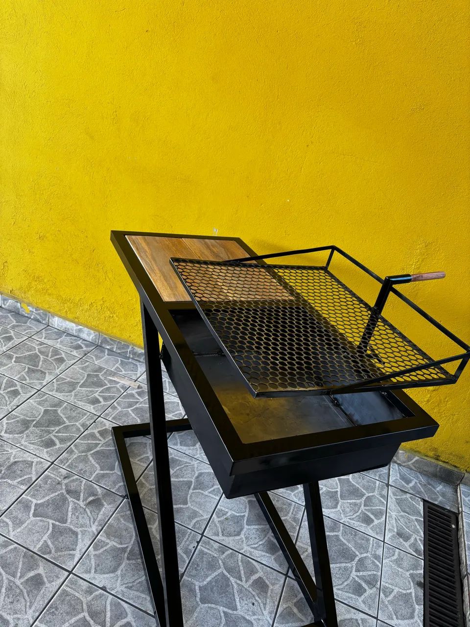 Churrasqueira Artesanal em Ferro com Grelha Regulável - Nova - Foto 2
