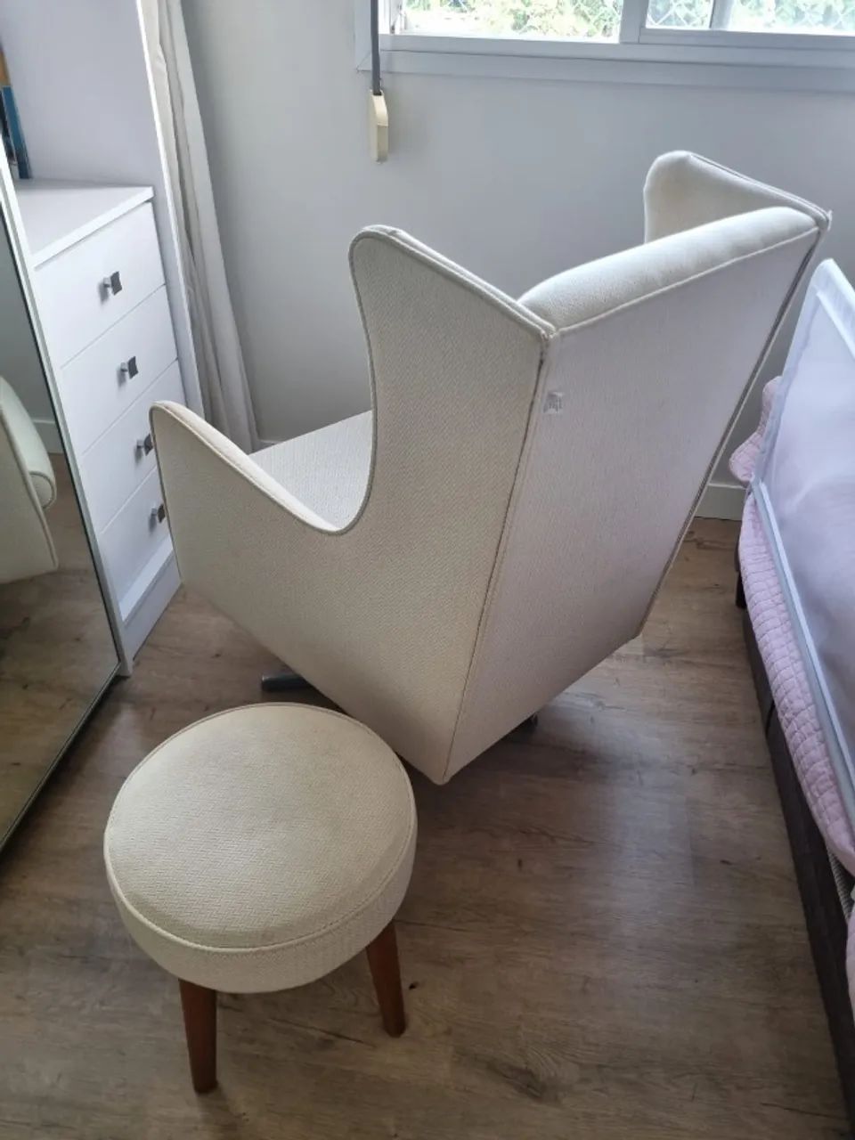 VENDO poltrona com balanço e giratória acompanha puff - Foto 4