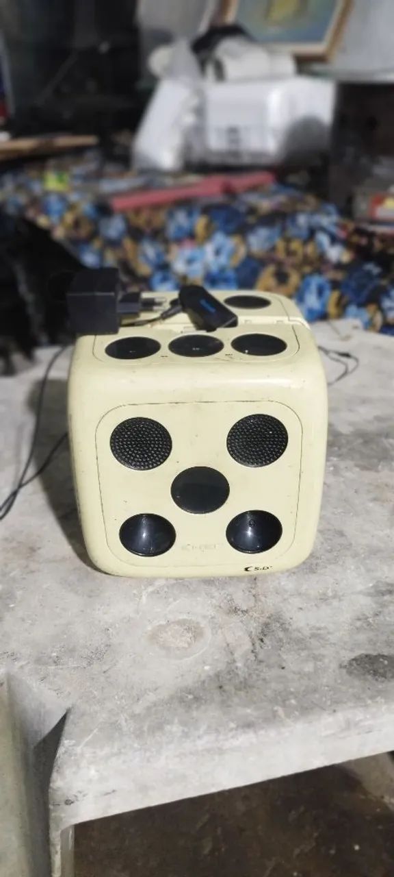 Mini caixa de som formato de dado 