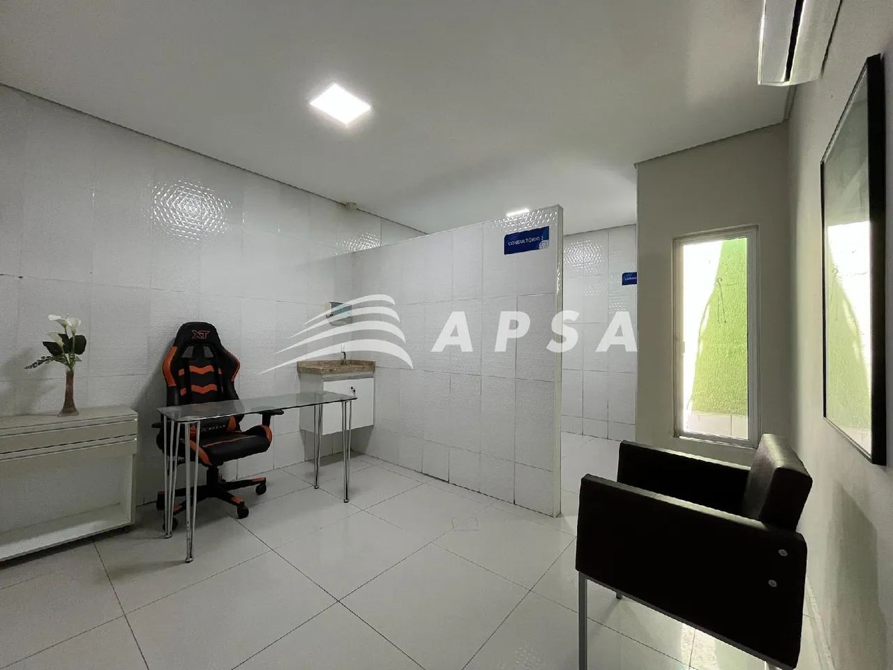 COM 17M², ESTA SALA COMERCIAL MOBILIADA OFERECE UM AMBIENTE ACOLHEDOR E FUNCIONAL PARA ATE