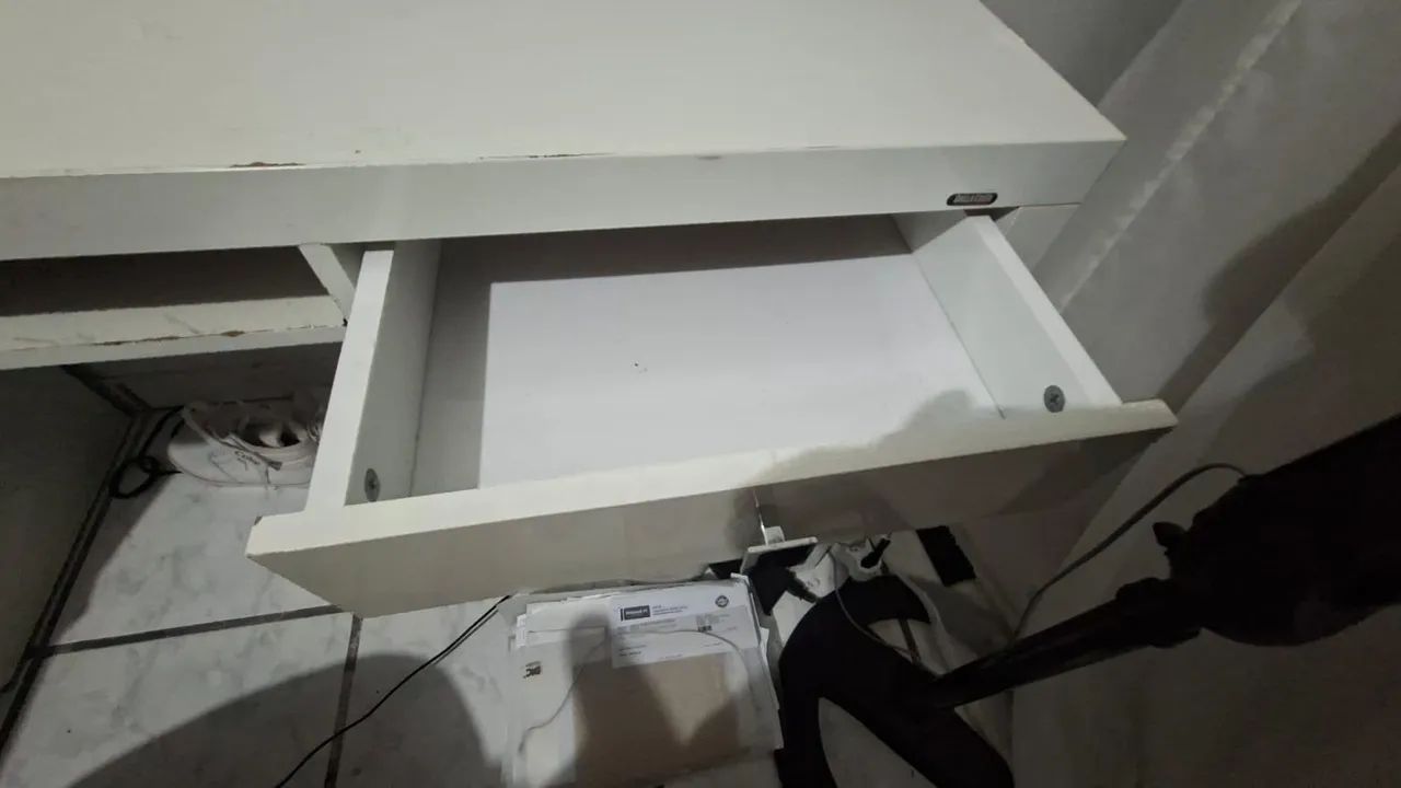 Escrivaninha com gaveta