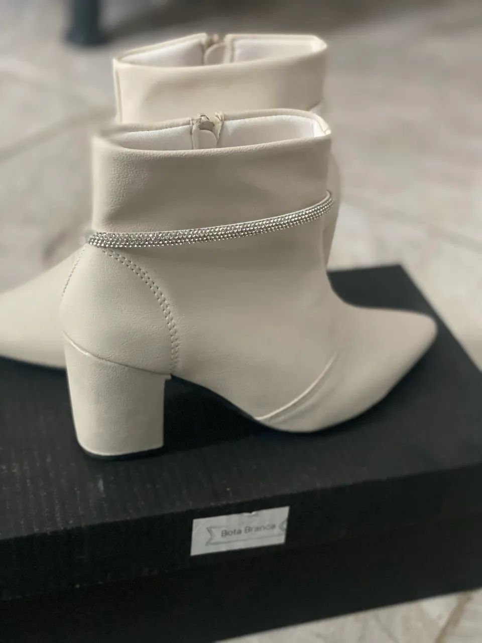 Bota Off white nova tamanho 34 - Foto 3