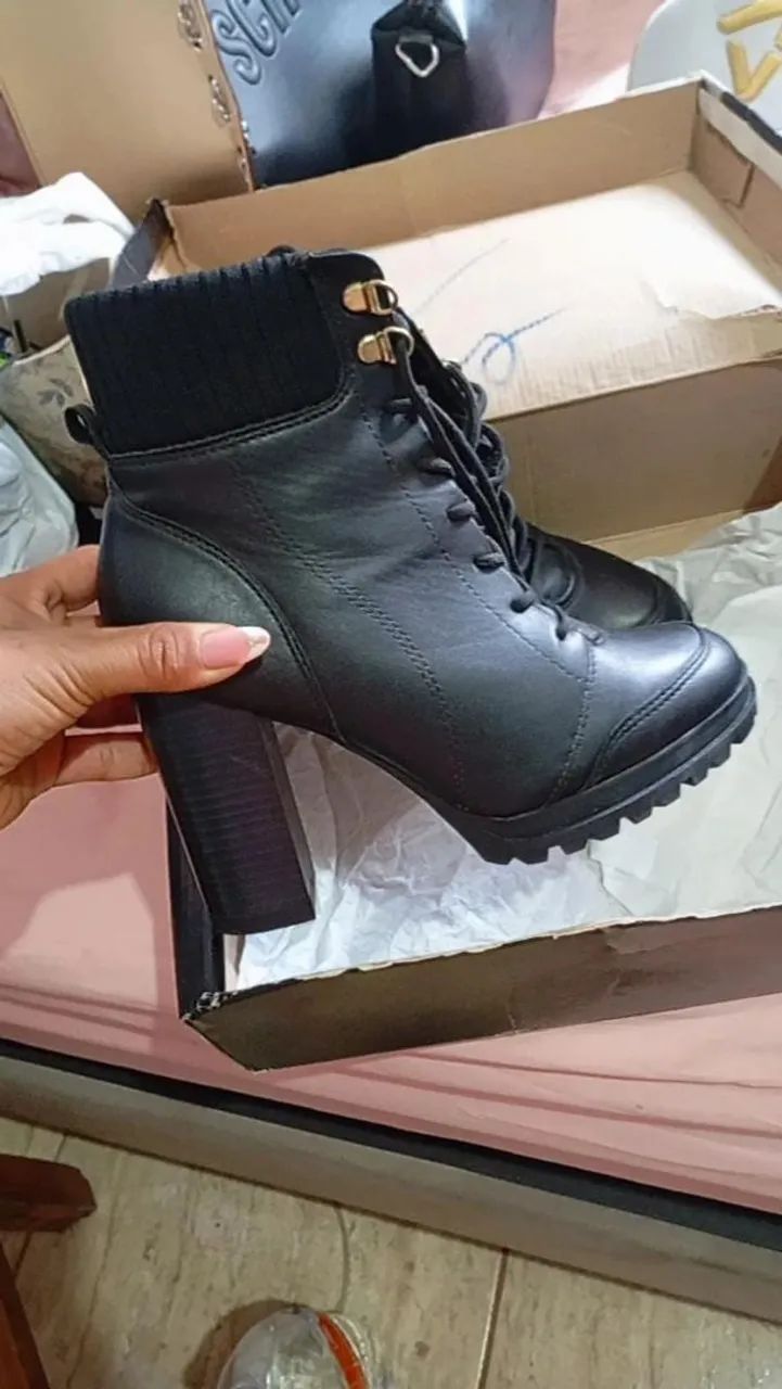 Bota preta semi nova, ótimo material  - Foto 2