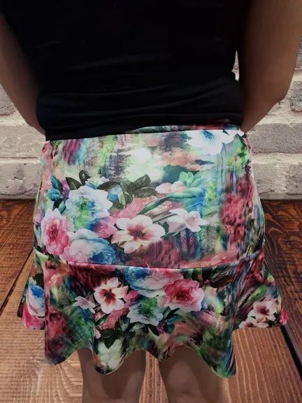 Mini saia florida com babado
