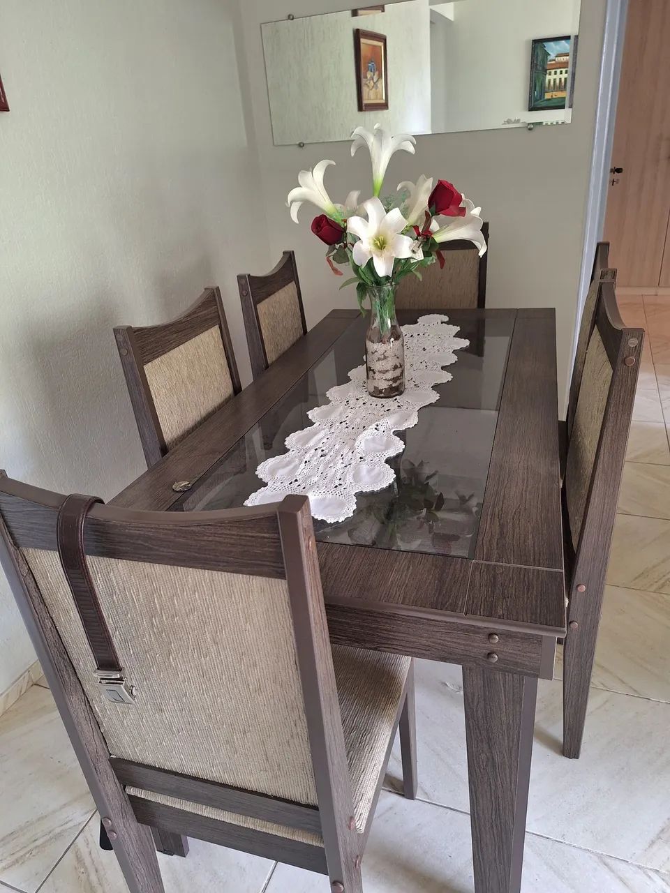 Vendo mesa de jantar com 6 cadeiras estofadas - Foto 3