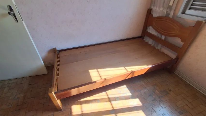 Cama de Solteiro em Mogno maciço com colchão usado - Foto 3