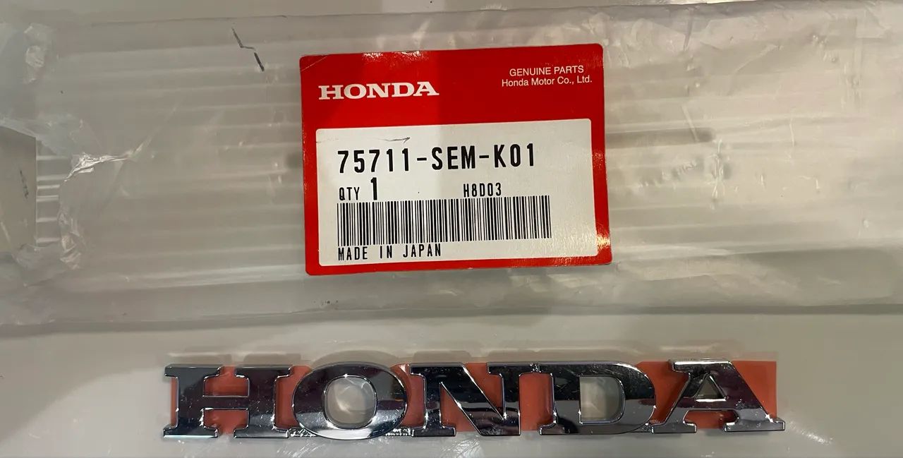 Emblema traseiro Honda Fit código 75722-SAA-010 - Peças para