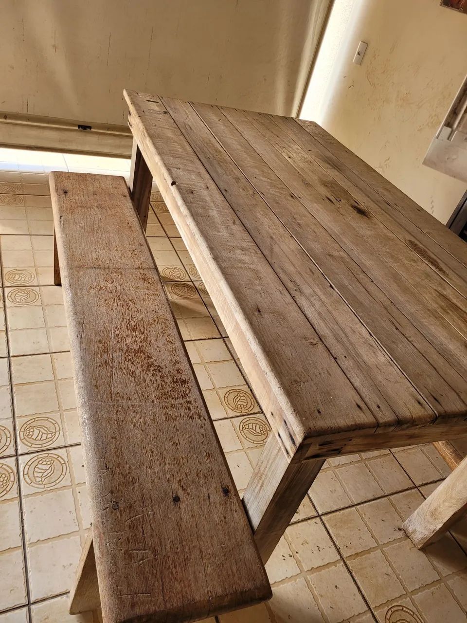 Mesa de madeira e bancos de madeira usada maciça  - Foto 3