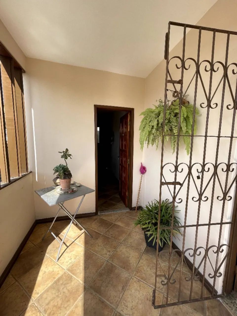 Casa em Itapuã - 3 quartos + escritório, depedência, quintal e varanda - Foto 5