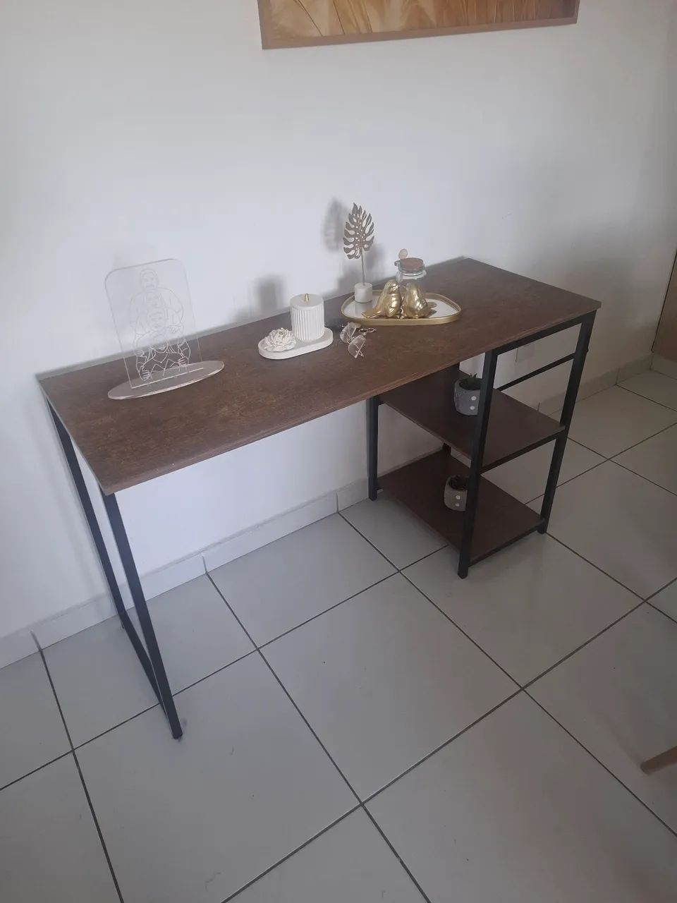 Escrivaninha com prateleiras super conservada - Foto 4