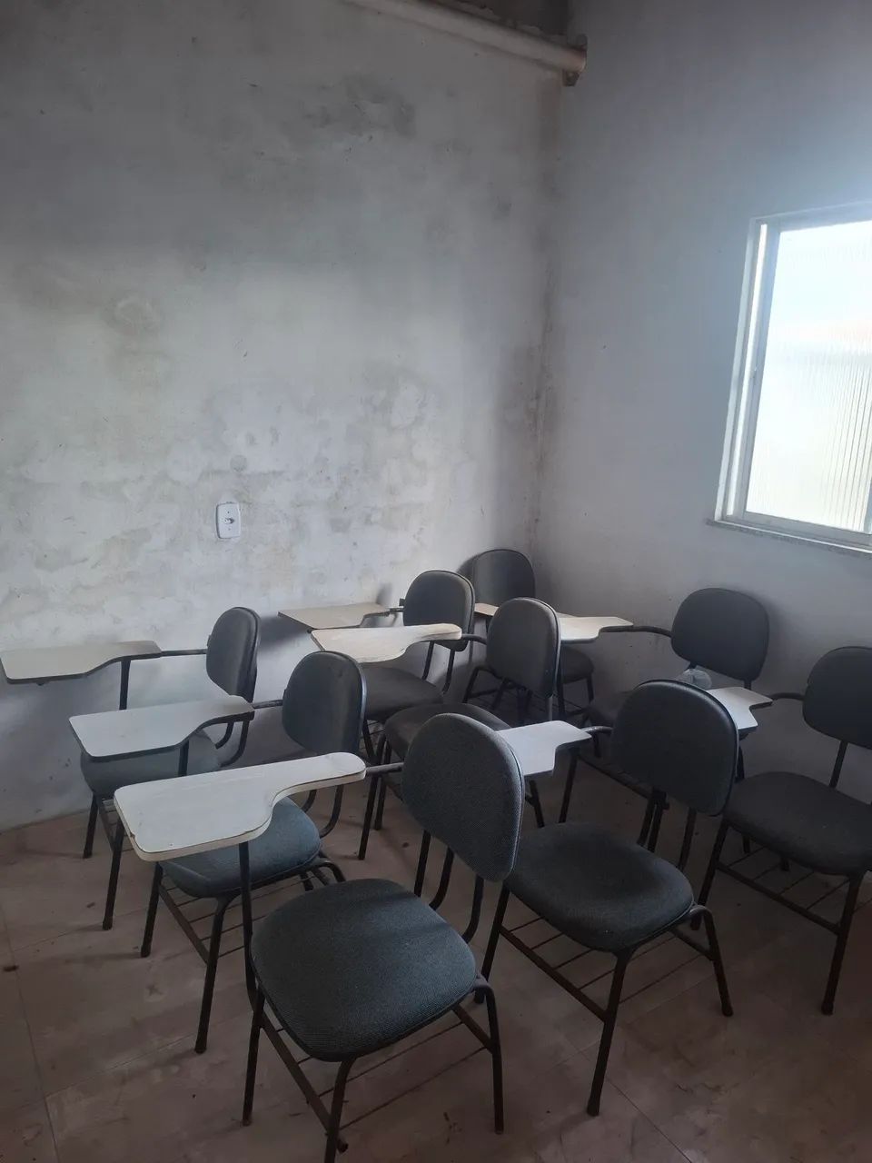 Cadeiras para aula e outras utilidades 