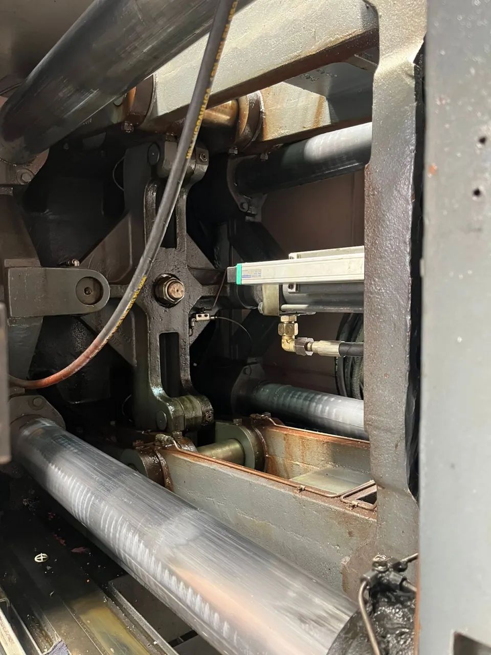 Injetora para plástico Sandretto série SB UNO 220ton - Foto 3