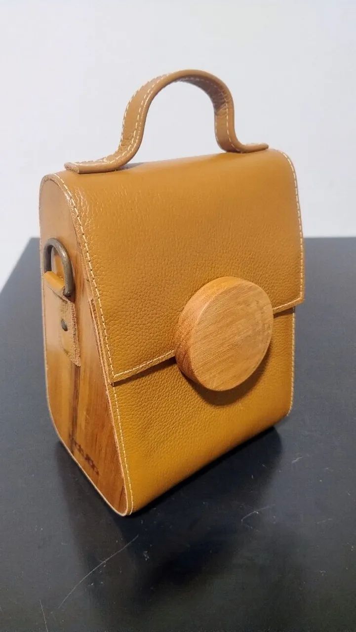 Bolsa Olívia em Couro e Madeira da Estúdio Matulão