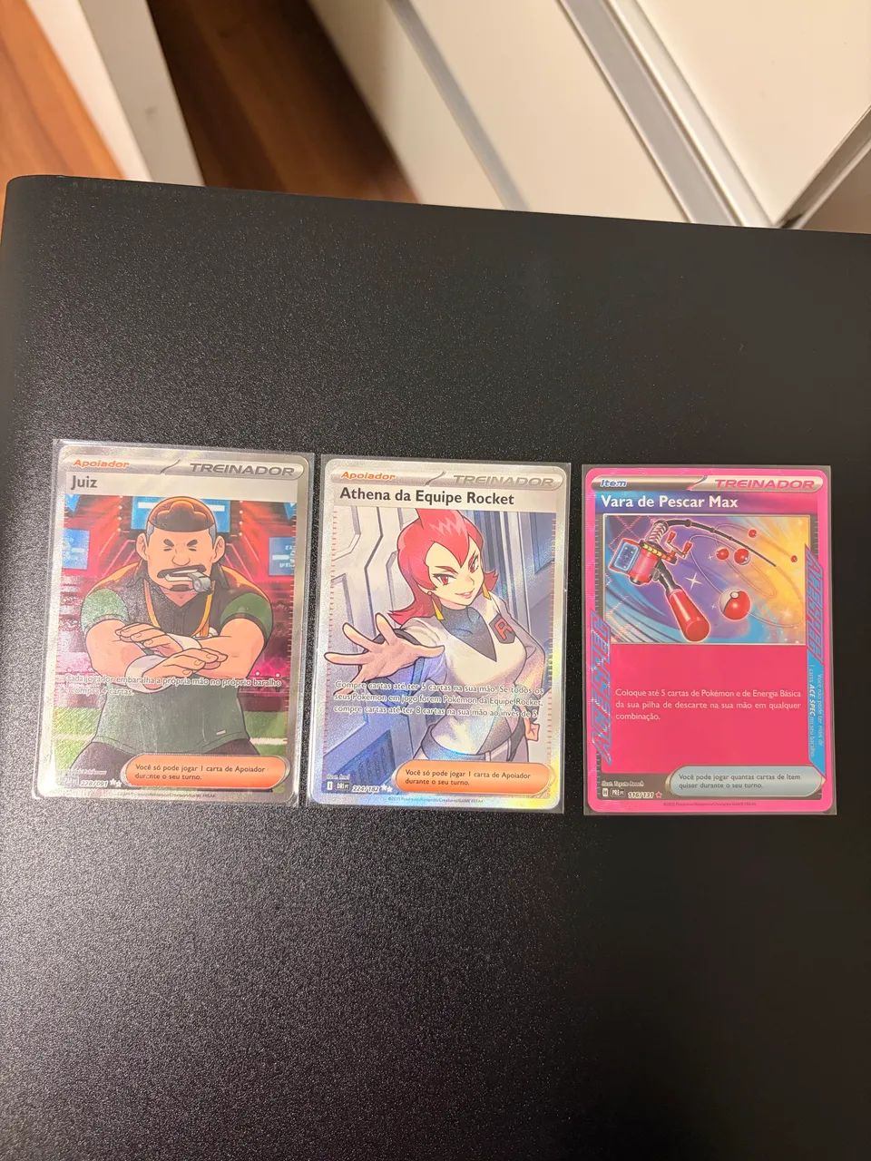 Athena da Equipe Rocket Full Art + Juiz + Brinde Pokémon TCG - Foto 3