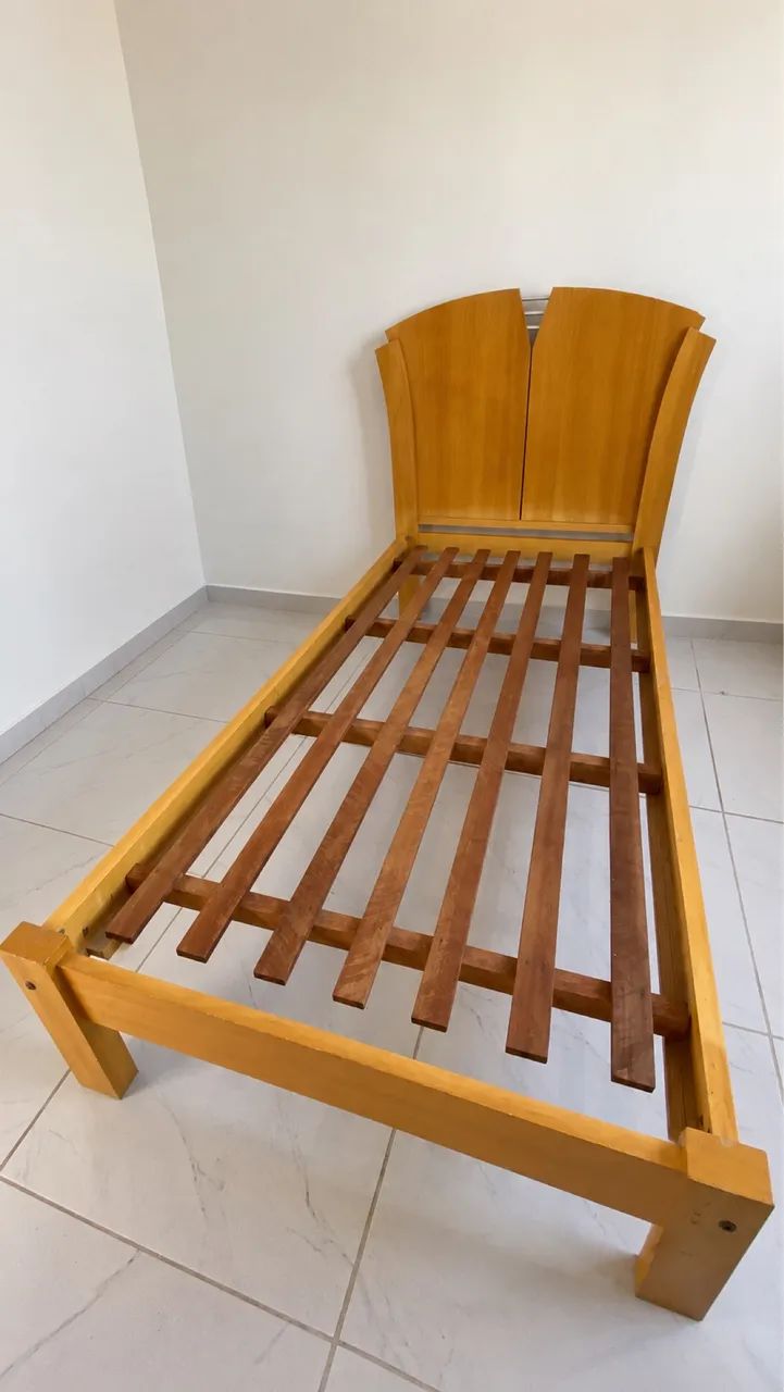 Vendo Cama de Solteiro de Madeira