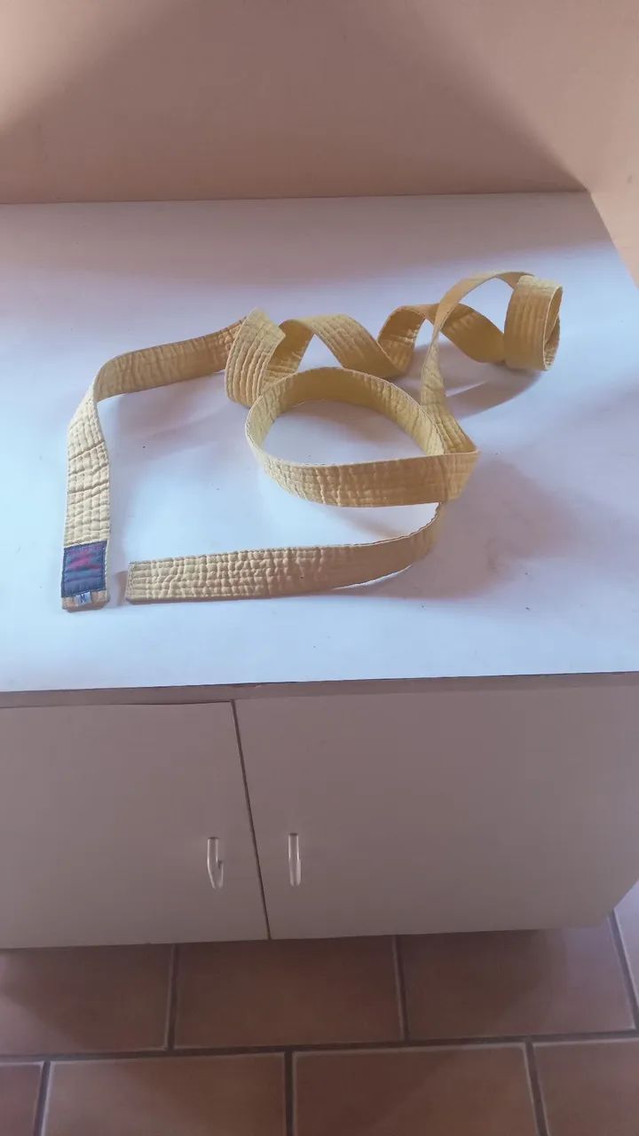 Faixa amarela karatê  seminova