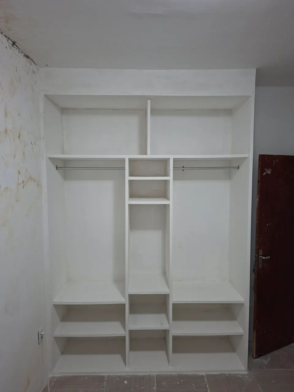 Guarda-roupa de gesso 