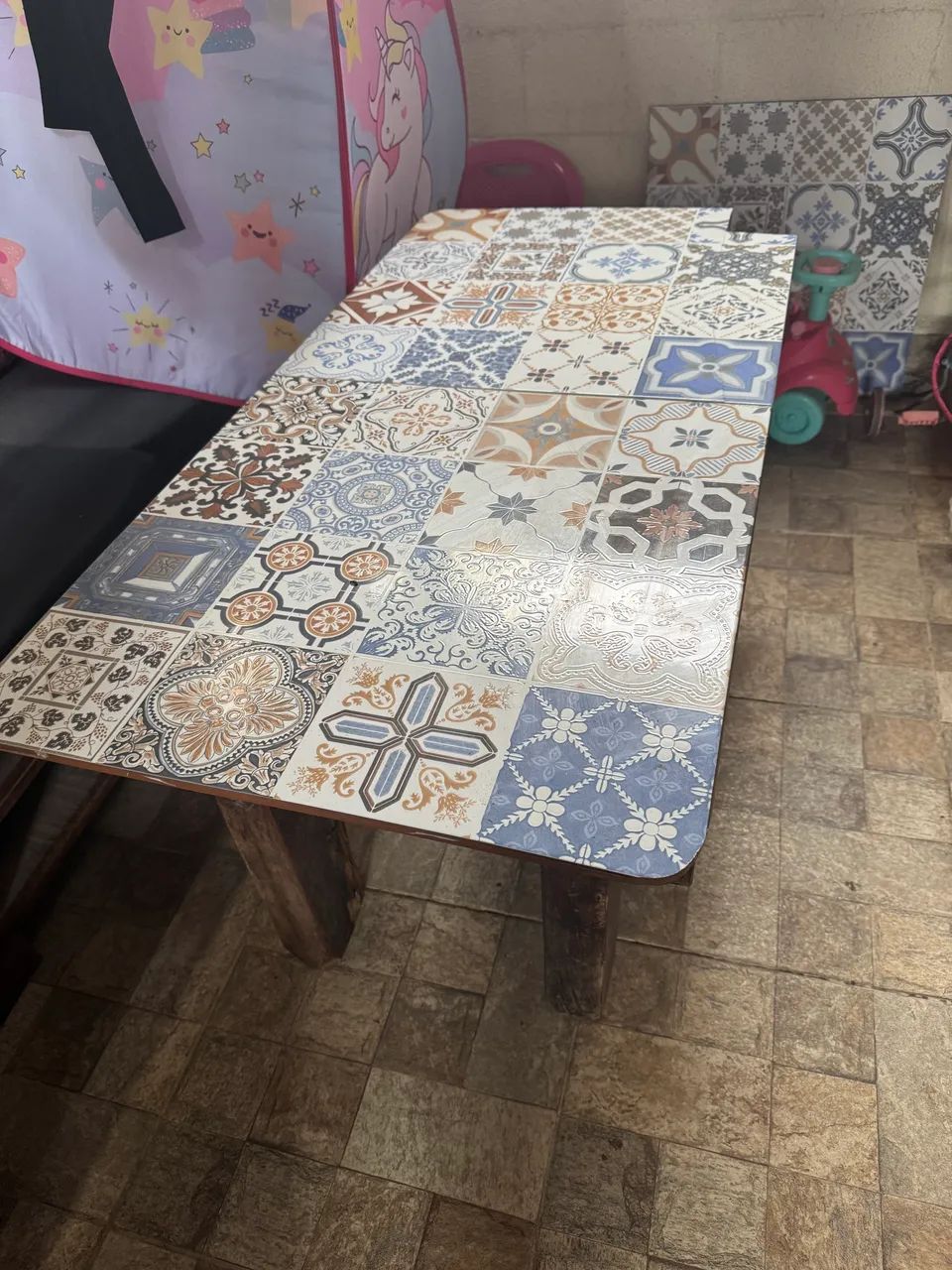 Vendo conjunto de mesa e bancos com estofado para área externa precisando de reparos - Foto 5