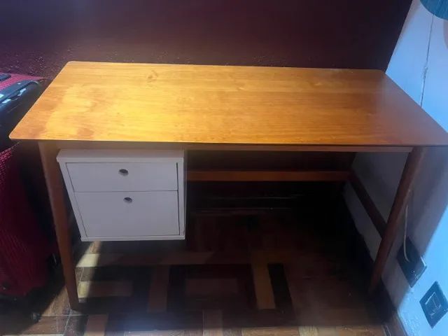 Mesa de Trabalho em Madeira Maciça | Design e Qualidade