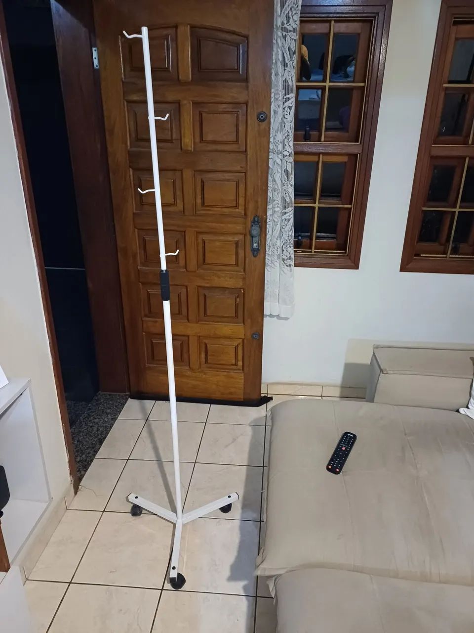 Vendo suporte hospitalar regulável e com rodas.