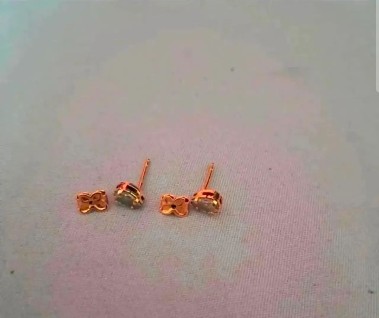 Vendo 2 brincos com zirconia  - Foto 3