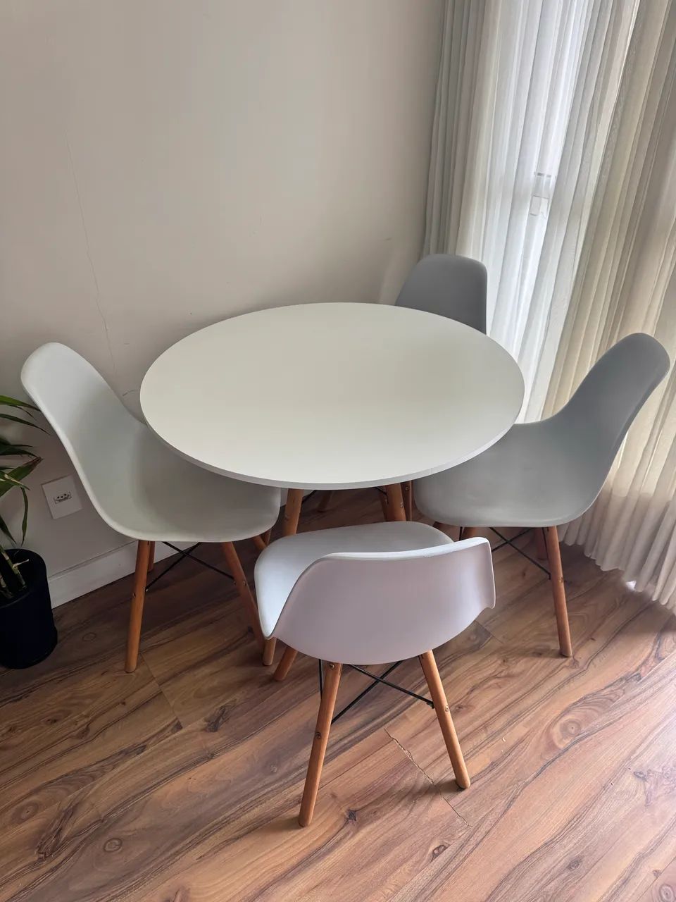 Vendo mesa com cadeiras  - Foto 2