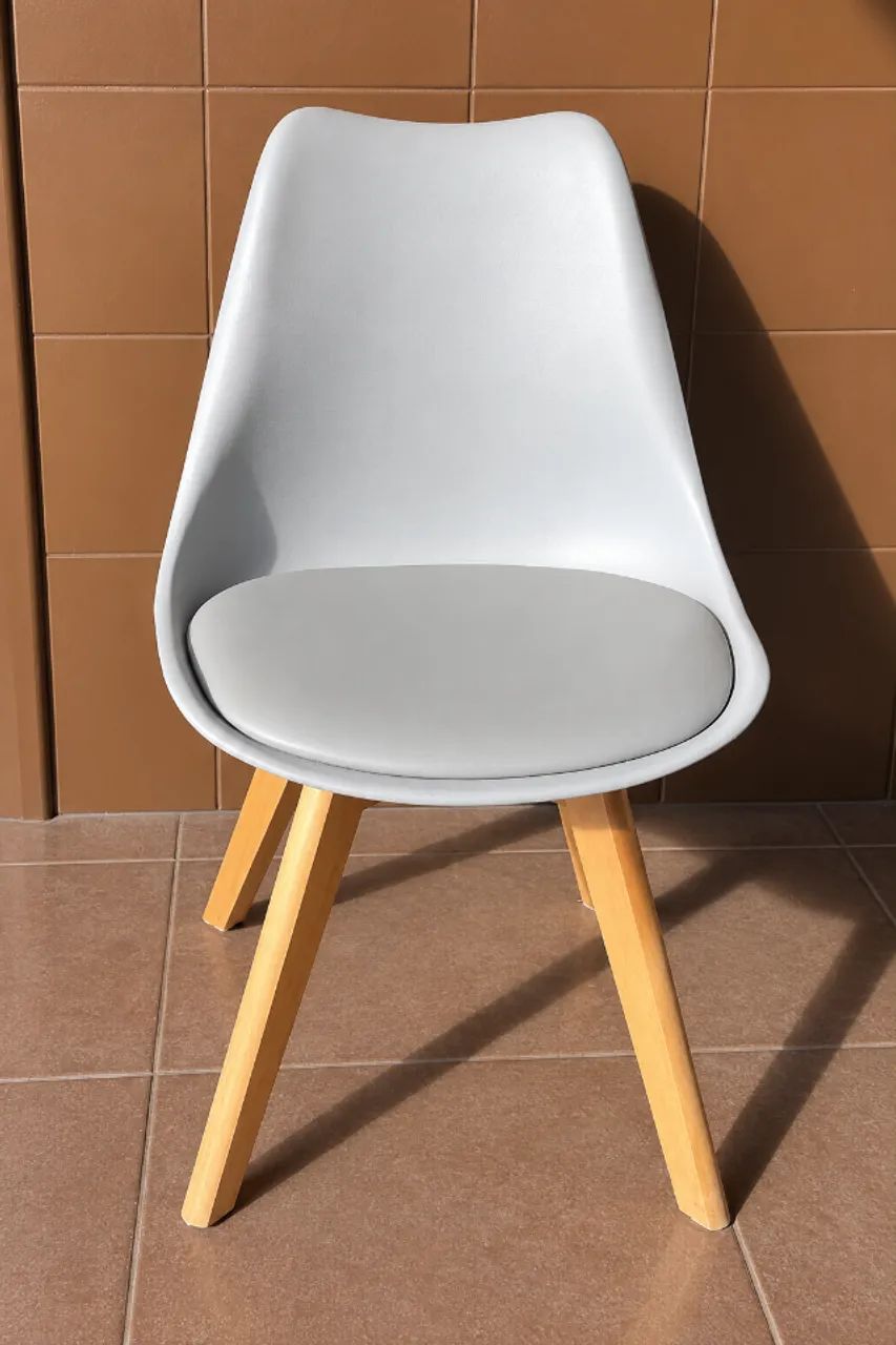 Cadeira cinza com pés de madeira, estilo Eames 