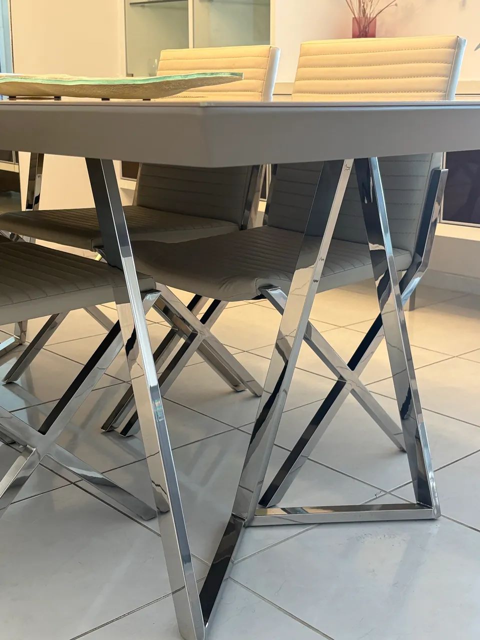 Mesa com vidro pintado fendi c/pe em aço - Foto 3