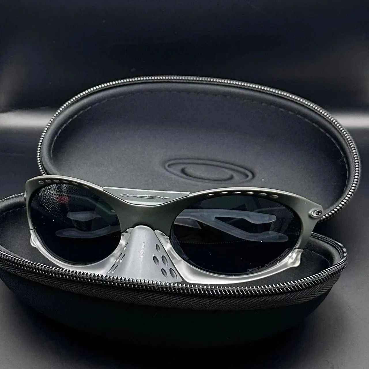 Estojo para óculos de sol original Oakley  - Foto 2