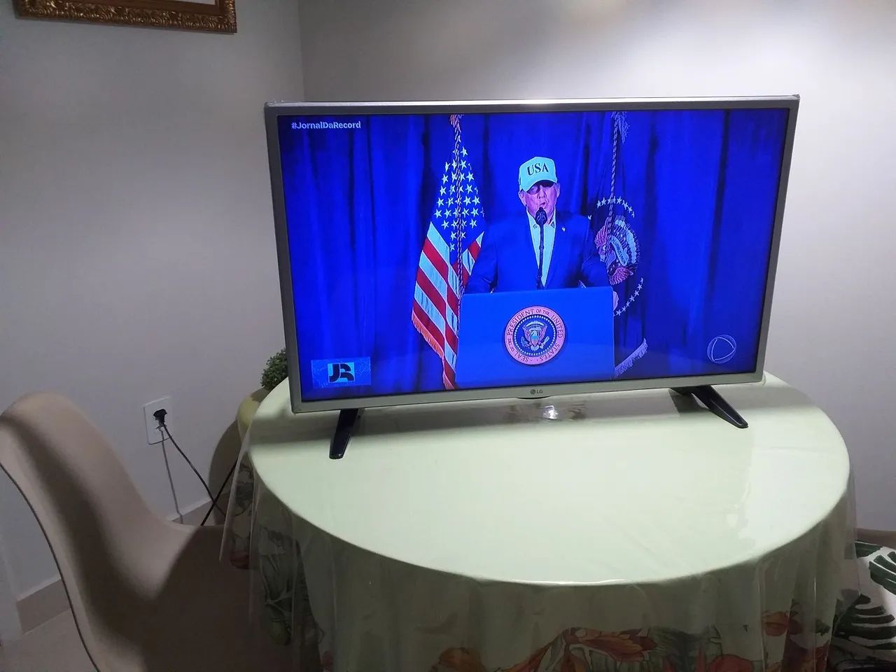 TV 32" LG . Não é SMART. 