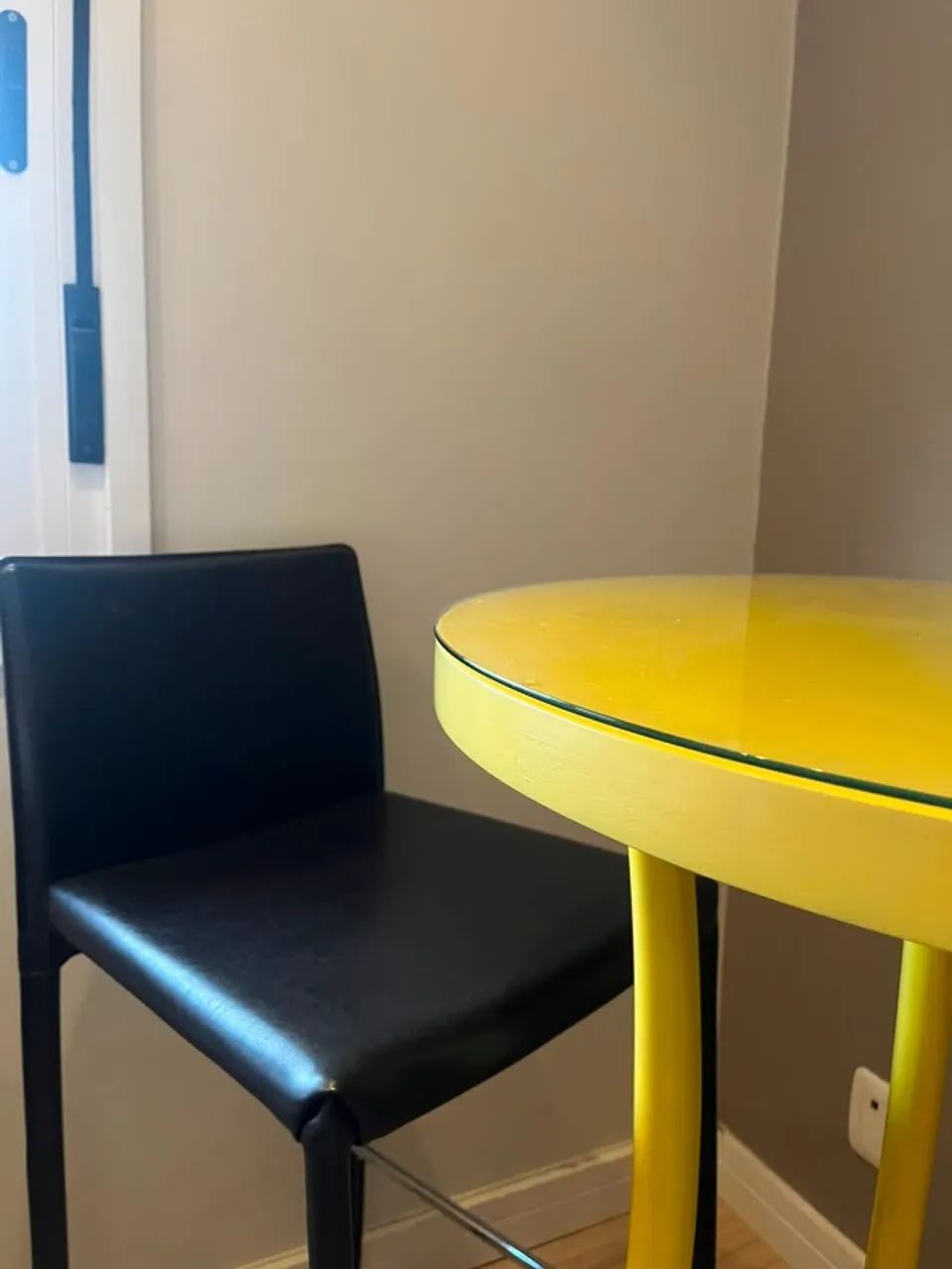 Mesa alta amarela com vidro e com 02 banquetas - Foto 4