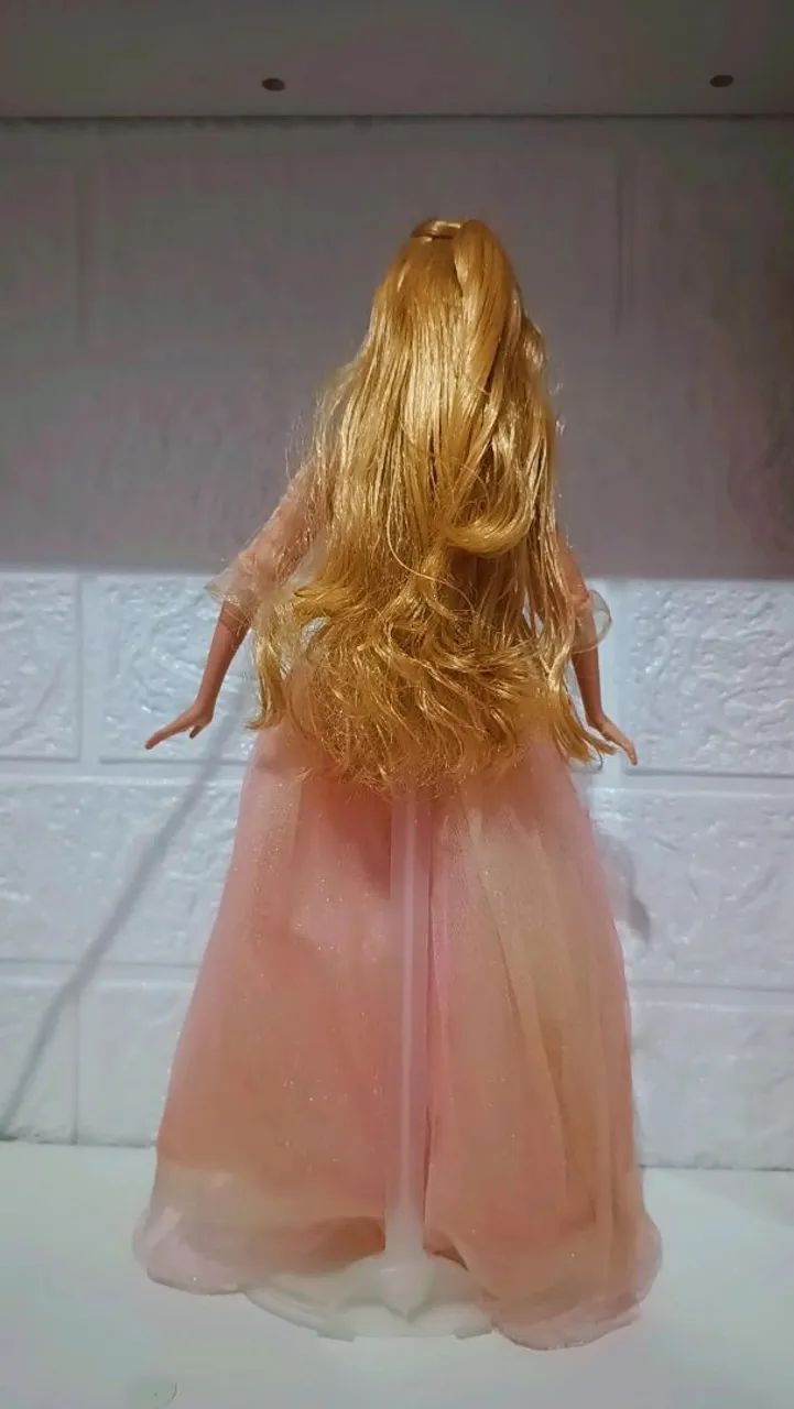 Barbie Anneliese Princesa e plebéia cantando PT - Foto 3
