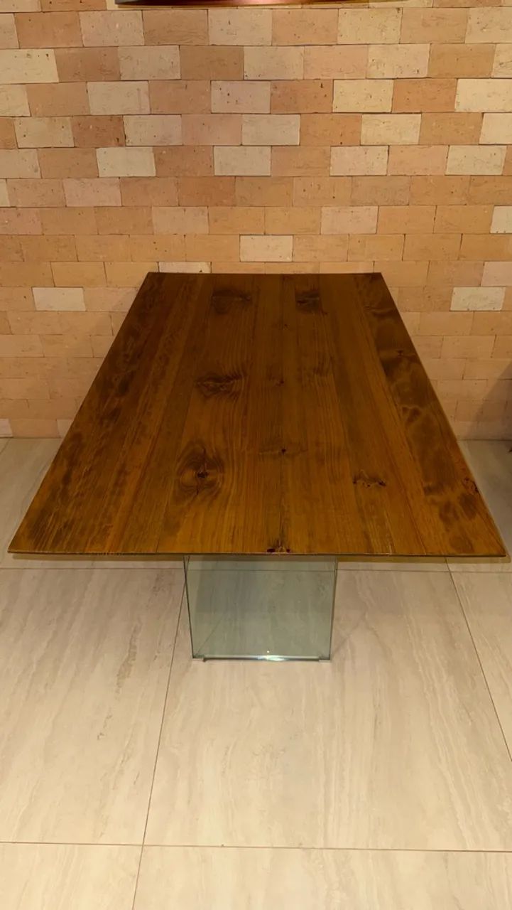 Mesa de jantar de madeira rústica com pés de vidro