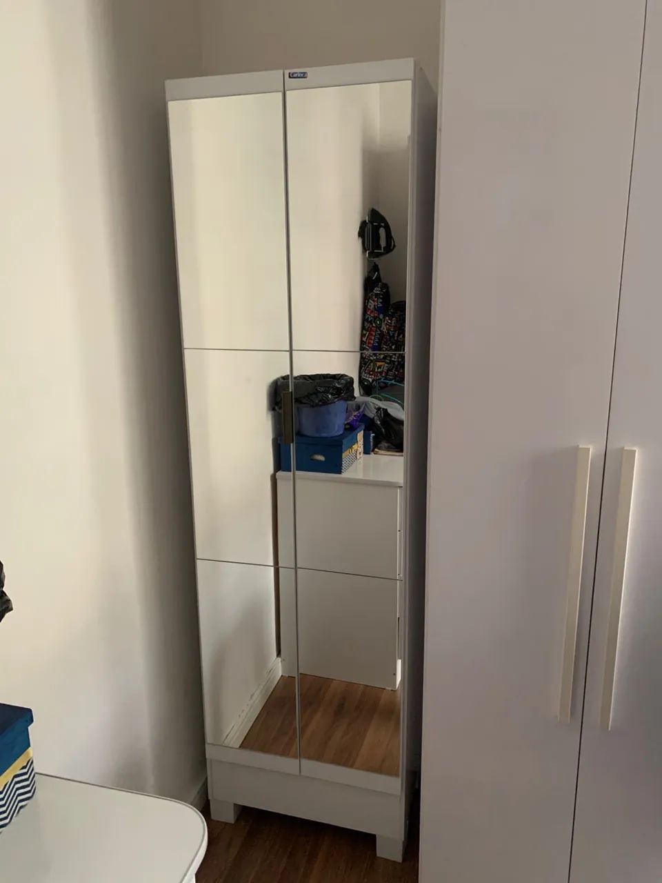 Armário multiuso com espelho 