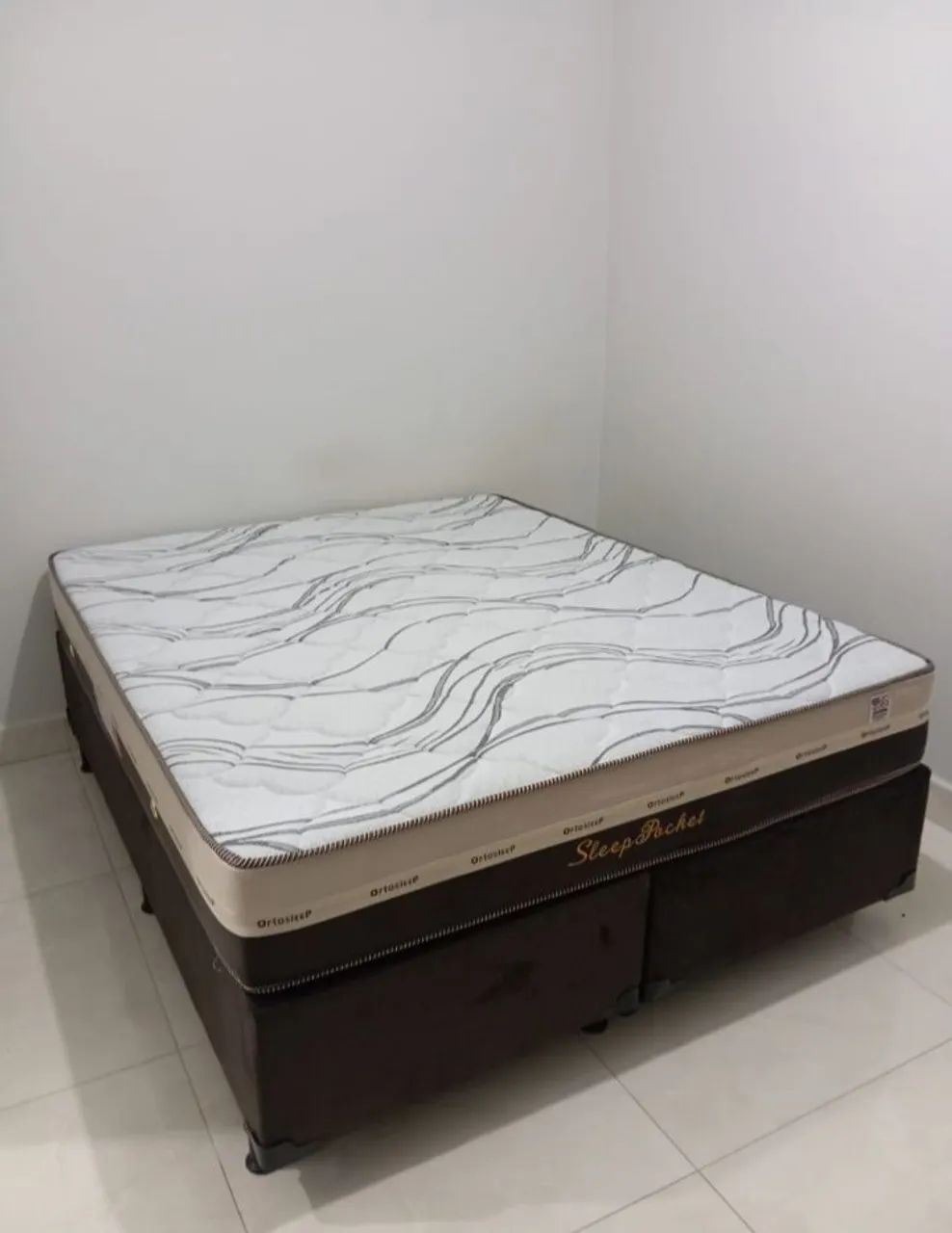 Cama Queen. Box e colchão 