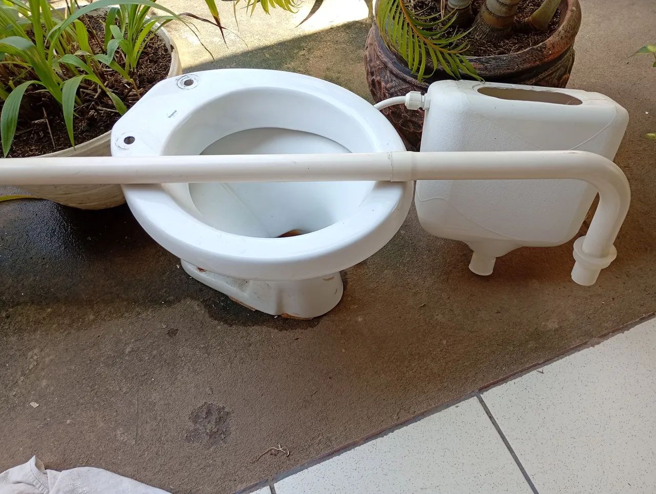 Vaso sanitário e caixa com cano de instalação 