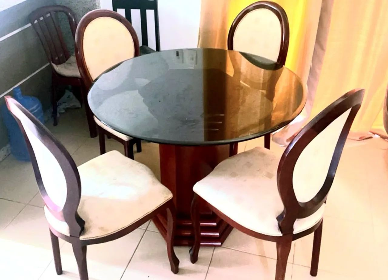 Vendo cadeira de madeira maciça - Foto 4